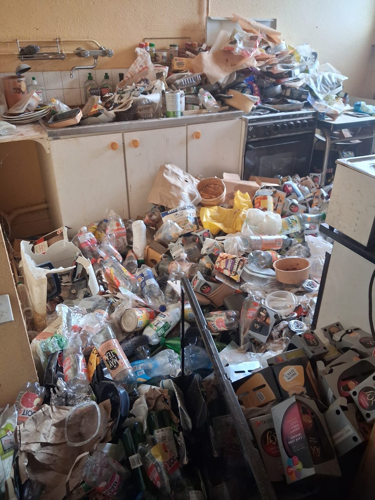 Appartement encombré avant débarras à Romainville
