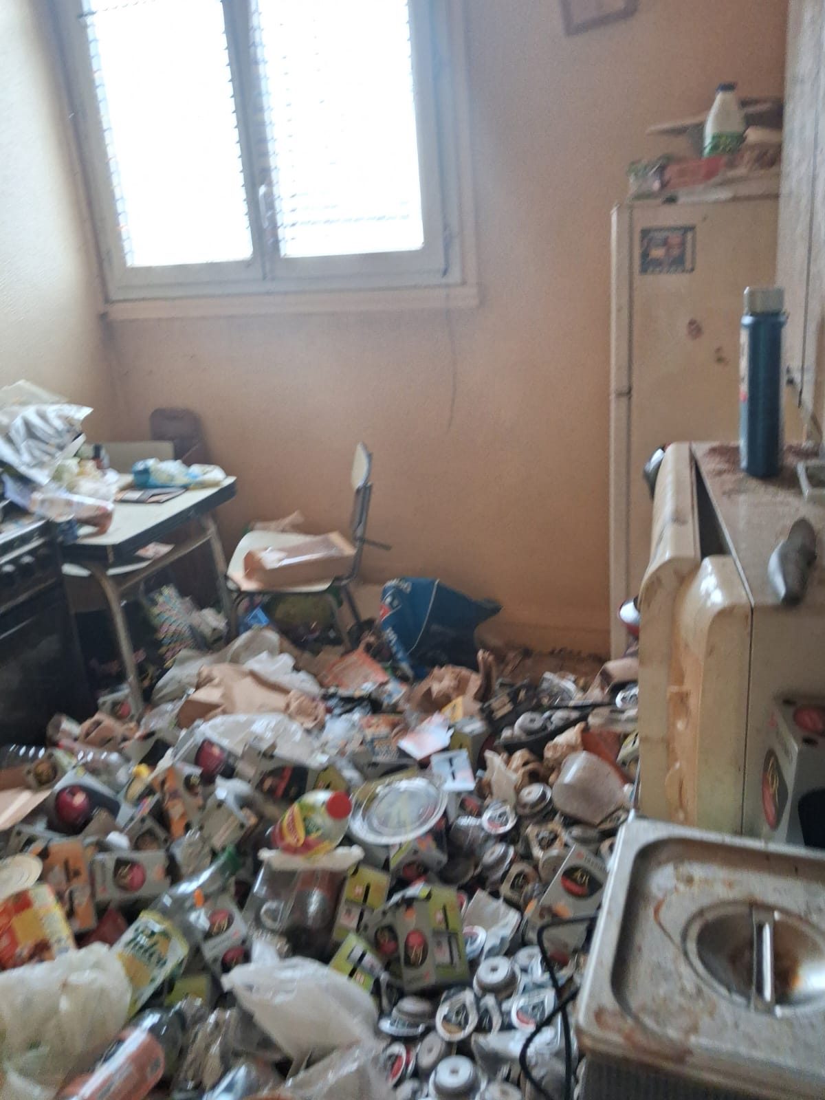 Pièce encombrée avant intervention à Romainville