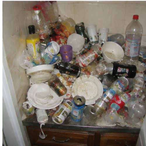 Amoncellement d'objets et de déchets sur le mobilier