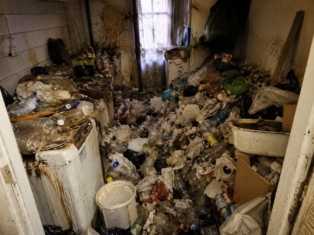 Accumulation de bouteilles et déchets — syndrome de Diogène